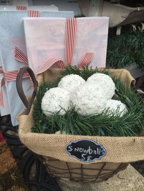 diy make snowball tutorial, christmas decorations, crafts, decoupage, seasonal holiday decor Snowballs Diy, Make Fake Snow, Fake Snowballs, Diy Wood Wall Decor, Decorative Mesh Wreaths, Snow Balls, Pine Cone Christmas Tree, Fake Snow, Winter Decorating