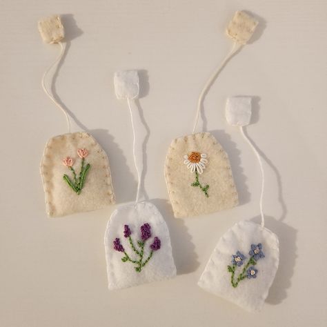 #Tea_Bag_Embroidery #Tea_Bag_Bookmark_Diy #Tea_Bag_Bookmark #Felt_Tea_Bags Small Gifts Diy Crafts, Embroidery Drawstring Bag, Felt Tea Bag Bookmark, Sewing Mini Projects, Easy Sewing Ideas For Gifts, Small Embroidery Gift Ideas, Tea Bag Embroidery, Hand Embroidered Gifts Ideas, Small Sewing Gifts