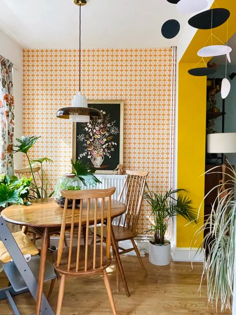 English Cottage Retro Interior Tour Photos | Apartment Therapy Retro 70s Kitchen Orange, Ercol Dining Table, Retro Kitchen Ideas, Surf Cottage, Retro Dining Room, Dyker Heights, Small Spaces Apartment, Color House, Big Painting