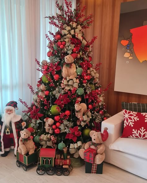 Árvore de Natal: modelos, como decorar, onde comprar e mais Decor Natal, Green Christmas Tree Decorations, Tree Christmas Decoration, Affordable Christmas Decorations, Chirstmas Decor, Creative Christmas Trees, Christmas Themes Decorations, Christmas Tree Inspiration, Christmas Tree Design