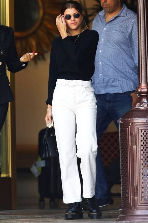 Reformation Made Non-Scary White Jeans, and Sofia Richie Approves | Who What Wear Tom Girl, Witte Jeans Outfit, Jeans Heels Outfit, Dr Martens Outfit, Black Jeans Women, Jeans Outfit Women, White Jeans Outfit, Sofia Richie, Outfit Jeans