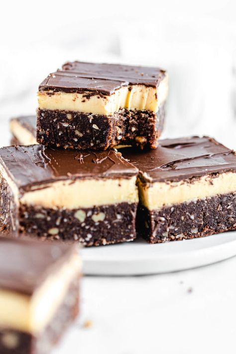 These Nanaimo Bar Brownies feature a fudgy brownie loaded with coconut, graham cracker crumbs and walnuts, a sweet custard filling and rich chocolate on top! This twist on the classic dessert is perfect for Canada Day! | queensleeappetit.com Homemade Brownie Recipes, Nanaimo Bar, Nanaimo Bar Recipe, Savoury Breakfast, Homemade Brownie, Sweet Custard, Recipes Brownies, Brownies Recipe Homemade, Nanaimo Bars