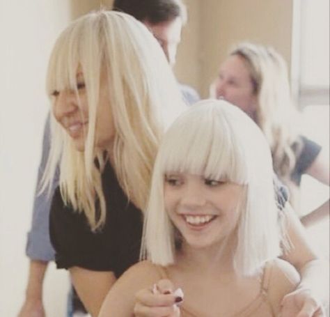 Sia's face is soooo cute Maddie Ziegler Hair, Maddie Ziegler Chandelier, Maddie Ziegler Sia, Sia Singer, Sia And Maddie, Sia Kate Isobelle Furler, Sia Chandelier, Pop Song Lyrics, Dance Moms Moments