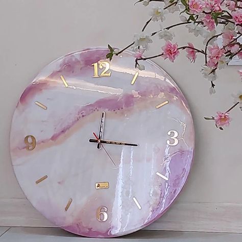 Resin Art Watch, Epoxy Clock, Diy Resin Gifts, Resin Clock, Dark Background Wallpaper, Handmade Wall Clocks, Creative Wedding Gifts, Resin Crafts Tutorial, Resin Wall Art