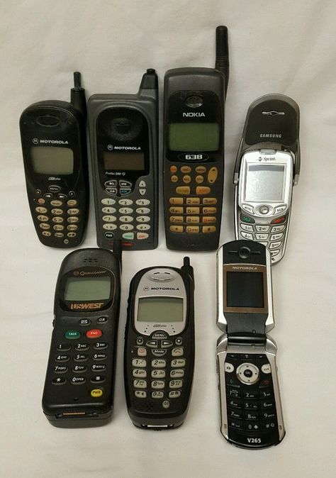 cool Lot of Old Vintage Cell Phones Mobile Motorola Nokia Samsung - Rare Collectible   Check more at http://harmonisproduction.com/lot-of-old-vintage-cell-phones-mobile-motorola-nokia-samsung-rare-collectible/ Samsung Old Phones, Old Mobile Phones, Antique Appliances, Old Phones, Retro Phones, Old Cell Phones, Phone Accessories Diy, Retro Phone, Vintage Phones