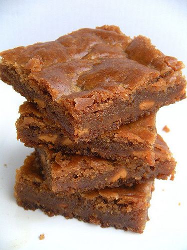 Butterbeer Blondies for Harry Potter Butterbeer Blondies, Harry Potter Food Ideas, Butter Beer Recipe Harry Potter, Harry Potter Desserts, Harry Potter Recipes, Harry Potter Butter Beer, Harry Potter Marathon, Butterbeer Recipe, Harry Potter Food