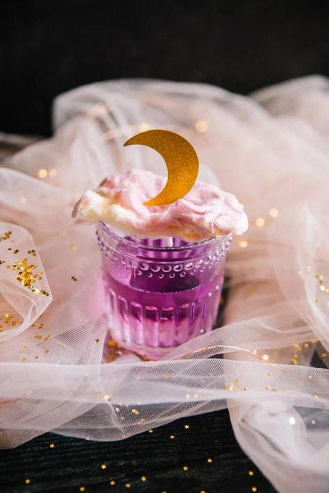 This sweet & fizzy Sailor Moon Cocktail Recipe features gin, yuzu sake and cotton candy (plus a little solar magic inspired by the Sailor Moon girls!) Sailor Moon Party Ideas, Sailor Moon Drink, Solar Magic, Moon Party Ideas, Moon Cocktail, Sailor Moon Cakes, Sailor Moon Party, Moon Food, Sailor Moon Birthday