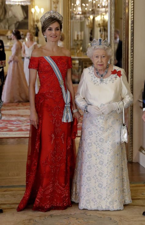 La reina Letizia, de visita de Estado en Reino Unido: Todos sus looks, al detalle Ducesa Kate, Princesa Anne, Women In Red, State Banquet, Spanish Queen, Beautiful Evening Gowns, Style Royal, Royal Tiaras, Estilo Real