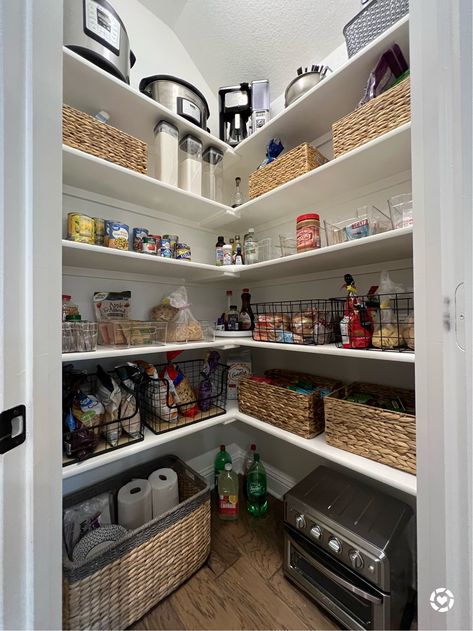 L Shape Pantry Organization, L Shaped Pantry Organization, L Shaped Pantry, House Pantry, Organization Pantry, Walker Stalker, Organized Kitchen, Kitchen Organization Pantry, Pantry Ideas