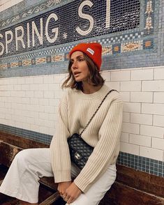 Red Beanie Outfit, Beanie Outfit, Elegante Y Chic, Cute Outfits With Jeans, Village Display, Women Fashion Edgy, Beanie Style, Outfit Trends, Mode Inspo