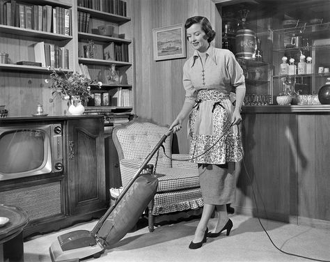 11 Cleaning Hacks Professional Housekeepers Swear By 50s Housewife, 1950s Housewife, 1950s Women, Vintage Housewife, Foxtrot, American Literature, Household Chores, Instagram Foto, Gifts In A Mug