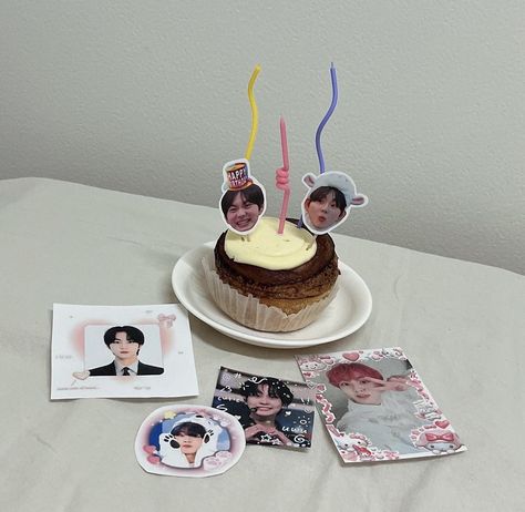 Kpop Birthday Cake Ideas, Kpop Birthday Cake, Kpop Cake, Kpop Birthday, Cake For Boyfriend, Korean Cake, Birthday Gifts For Boyfriend Diy, Mini Cakes Birthday, Diy Cake Topper