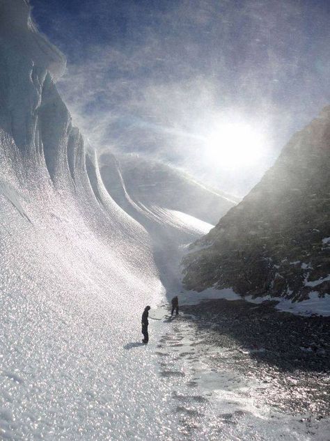 Dome Argus, Antarctica. -- 30 meter snow dunes, shaped by the wind. Frozen Waves, No Wave, Winter Szenen, To Infinity And Beyond, Alam Yang Indah, Winter Scenes, Science And Nature, Amazing Nature, The Snow