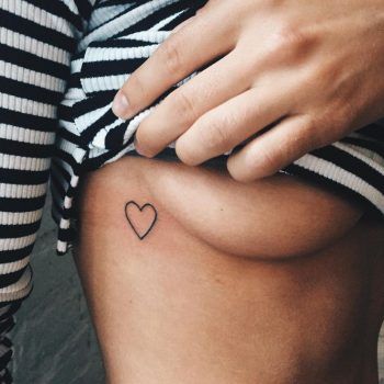 Small heart underboob tattoo Small Feminine Tattoos, Little Heart Tattoos, Tattoos For Women Small Meaningful, Underboob Tattoo Designs, Master Tattoo, Tiny Heart Tattoos, Small Heart Tattoos, Hidden Tattoos, Underboob Tattoo