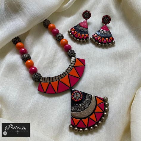 Madhubani Jewellery Design, Terracotta Jewellery Making Ideas, Terracotta Earrings Design, Terracotta Jewellery Designs Handmade, Terracotta Jewellery Designs Modern, Mouldit Clay Jewellery, Clay Jwellery Idea, Handmade Jwellary Idea, Terracotta Accessories