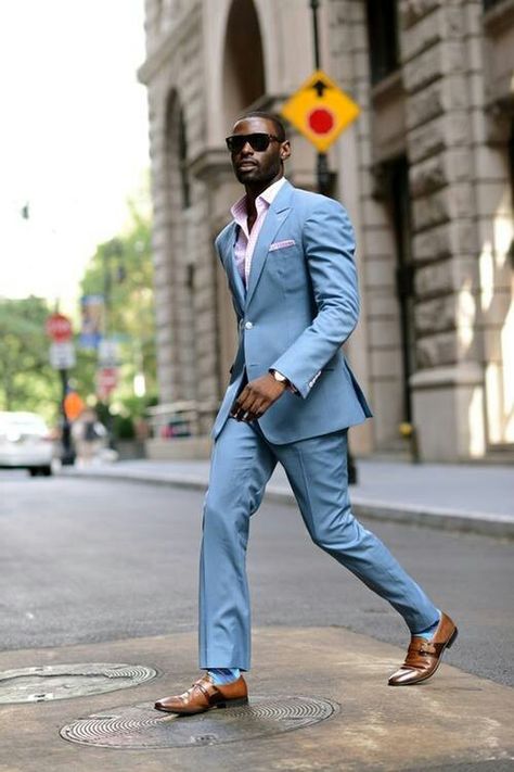 Blue suit, pink shirt/pocket square, blue shoes, and brown shoes. Blue Groomsmen Suits, Man Street Style, Terno Slim Fit, Light Blue Suit, Herren Style, Winter Typ, Men In Black, Groomsmen Suits, Sharp Dressed Man