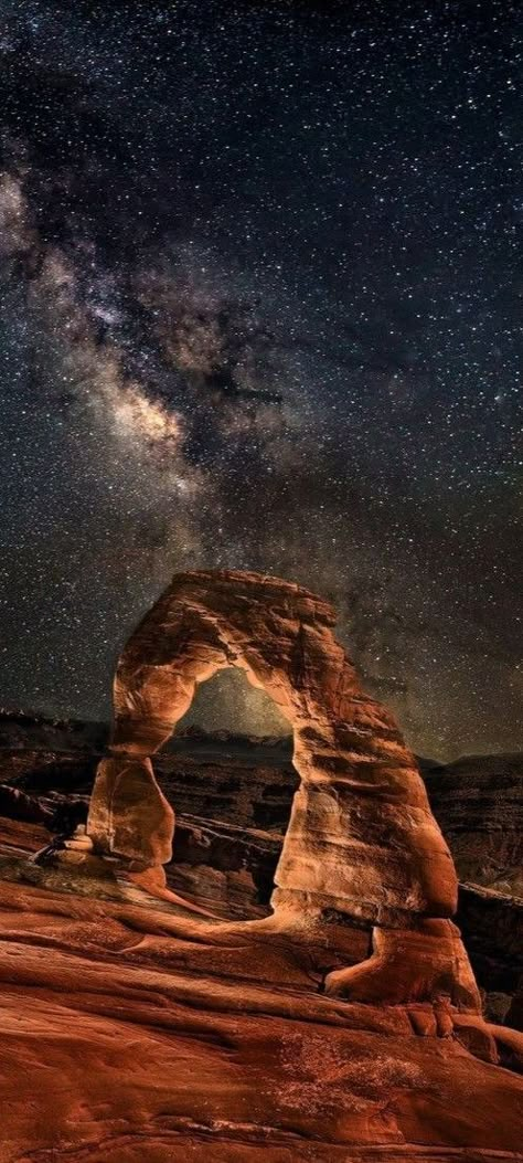 Desert At Night, Galaxia Wallpaper, Desert Aesthetic, Delicate Arch, Desert Vibes, Utah Usa, Night Landscape, Pretty Landscapes, Arches National Park