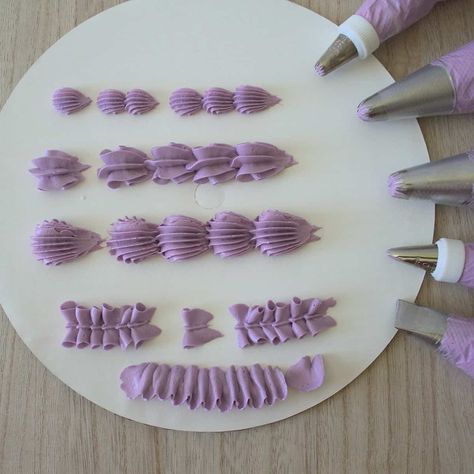 Different Piping Tips, Diy Frosting, Buttercream Ruffle Cake, Cake Frosting Tips, Cake Icing Tips, Cake Piping Techniques, Buttercream Ruffles, Cake Techniques, Piping Frosting