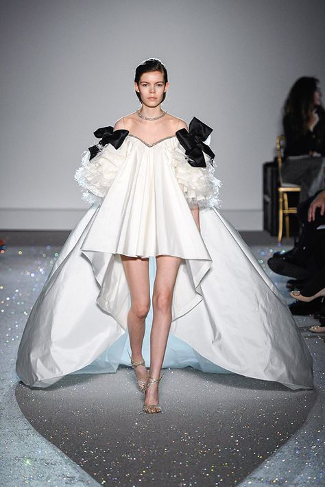 Primavera Verano 2019 - Pasarela - Giambattista Valli | Galería de fotos 15 de 58 | Vogue Giambattista Valli Couture, Giambattista Valli Haute Couture, Haute Couture Paris, Spring Couture, Couture Mode, Giambattista Valli, Mode Inspo, Cotton Blouse, Fashion Show Collection