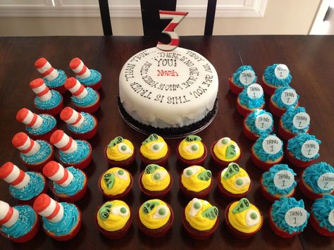 Dr Seuss Teacher Appreciation Week, Dr Seuss Cupcakes, Seuss Cupcakes, Dr Seuss Snacks, Dr Seuss Birthday Party Ideas, Doctor Suess Birthday, Baby Shower Finger Foods, Dr Seuss Cake, Dr Suess Birthday