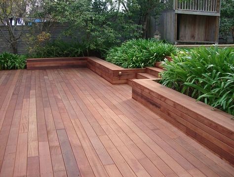 25 Interesting Built-In Planter Ideas ~ Matchness.com Deck Bench Seating, Deck Planter Boxes, Deck Planters, Backyard Seating Area, Wooden Deck, Backyard Seating, Deck Designs Backyard, Timber Deck, Diy Bench