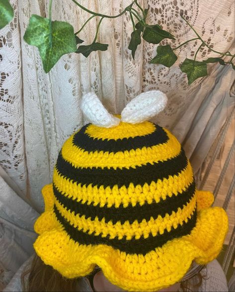 Crochet Bee Hat, Bee Hat, Crochet Bee, Crochet Techniques, Bucket Hat, Bee, Crochet, Hats, Pins