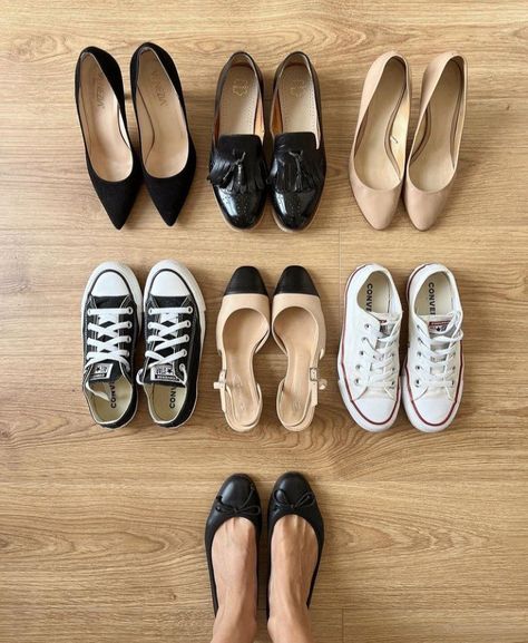 Capsule Footwear Wardrobe, Minimal Shoe Collection, Capsule Wardrobe Shoes 2024, Shoe Basics, Minimalist Chic Outfit, Capsule Wardrobe Examples, Create Capsule Wardrobe, Minimalist Wardrobe Capsule, Capsule Wardrobe Casual