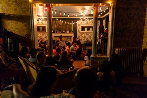 Sofar Sounds is Revolutionizing the Live Music Experience Live Gig Aesthetic, Live Music Aesthetic, Coffeehouse Aesthetic, Underground Concert, Artist Wardrobe, Venue Aesthetic, Intimate Concert, April Journal, Sofar Sounds