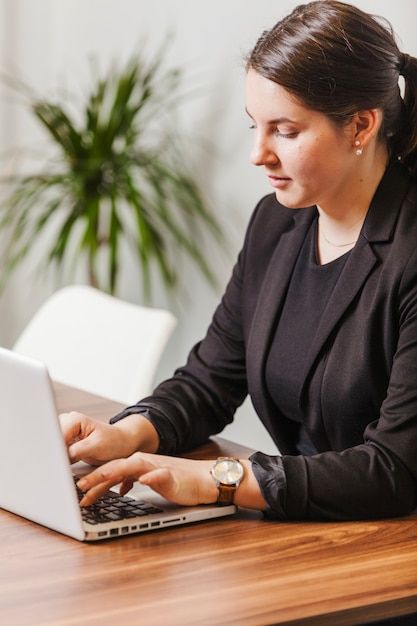 Working Women, Office Women, Office Woman, Woman Working On Laptop, Romanian Women, Woman Office, Dance Background, Work Pictures, Female Martial Artists