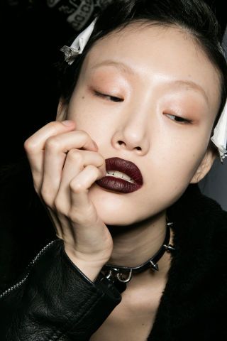 Onyx, ink, Bordeaux, and navy blue—this season's fearless It lip color won't be ignored. Lip Looks, Dark Lip, Dark Lipstick, The Blonde Salad, 2016 Trends, Dark Lips, Editorial Makeup, Lipstick Makeup, 인물 사진