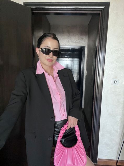 #black #pink #outfitideas #outfits #outfitstyle #pinkshirt #leather #blazer #blazerstyle #blazeroutfit #dubai #dubaifashion #dubaistyle Blazer Pink, Dubai Style, Dubai Fashion, Tshirt Outfits, Pink Tshirt, Blazer Outfits, Blazer Fashion, Leather Blazer, Pink Shirt