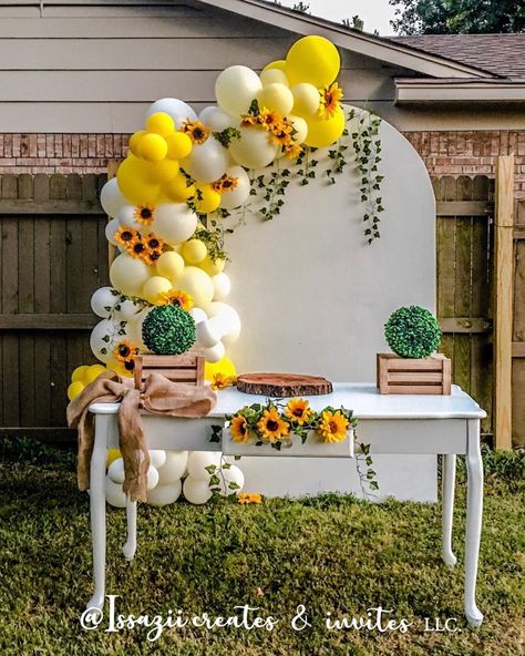 Issazii Creates and Invites on Instagram: “Anytime I think of Sunflowers, I think of a beautiful field filled with these and the view of a beautiful sunset. This backdrop is small,…” Sunflower Party Themes, Sunflower Balloon, Sunflower Backdrop, Sunflower Purple, Sunflower Birthday Parties, Sunflower Birthday, Flower Birthday Party, Beautiful Field, Sunflower Party