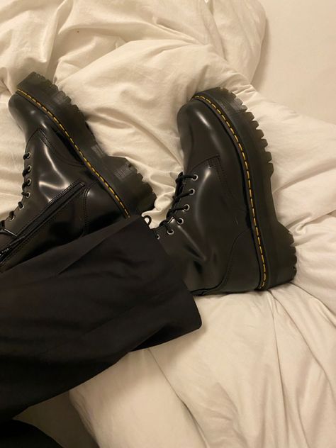 Dc Marten, Docs Jadon, Doctor Martens Aesthetic, Doc Martens Jadon Platform, Chelsea Boots Outfit Women Winter, Platform Dr Martens Outfit, Dr Martens Chelsea Boots Outfit, Docs Martens, Jadon Outfit