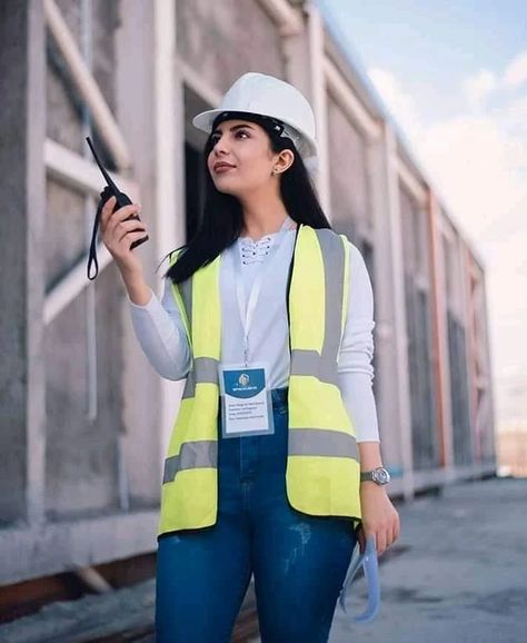 Civil Engineering Job Updates for Engineers Women In Construction Outfits, Engineer Outfit, Engineer Clothes, Engineer Girl, Construction Outfit, Modeling Outfits, Female Engineer, Cute Professional Outfits, Career Outfits