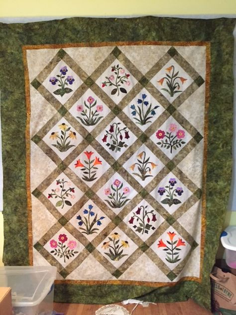 Hand applique Wildflower quilt Wildflower Quilt, Mom Crafts, Embroidery Quilt, Spring Quilts, Flower Quilts, Moms Crafts, Flower Baskets, Flower Quilt, Basket Pattern