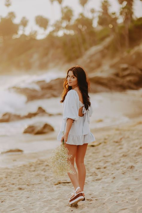 Senior Pictures Hawaii, Senior Portraits Beach, Senior Photoshoot Poses, Senior Photography Poses, Senior Portrait Poses, Senior Photo Poses, Senior Photo Outfits, Bride Photography Poses, Summer Photoshoot