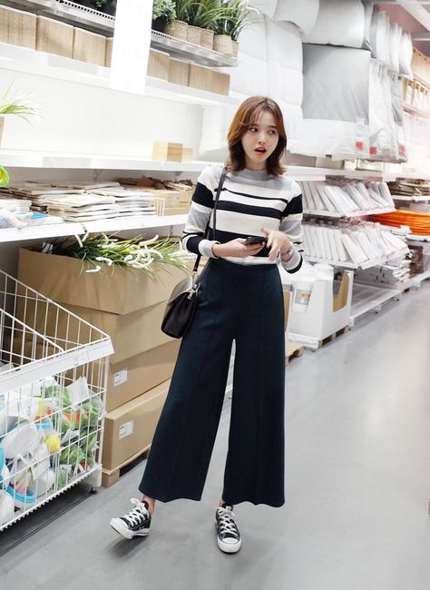 Wide legged pants Wide Culottes Outfit, Cullotes Outfit For Plus Size, Black Wide Leg Pants Outfit Casual, Wide Leg Pants Outfit Winter, Seoul Street Style, Wide Pants Outfit, Moda Ulzzang, Seoul Street, Wide Leg Pants Outfit