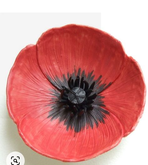 Poppy Decor, Ceramic Poppies, Coil Pottery, Pottery Lessons, Beginner Pottery, Ceramic Incense Holder, Sculptures Céramiques, Hand Built Pottery, Porcelain Art