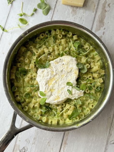 Creamy pasta and peas recipe, it's a one pan wonder and takes under 30 minutes to make. So delicious and easy. Creamy Pasta And Peas, Creamy Pea Pasta, Pasta And Peas Recipe, Pasta And Peas, Ricotta Pasta Recipes, Nem Mad, Leek Pasta, Pea Pasta, Pan Pasta