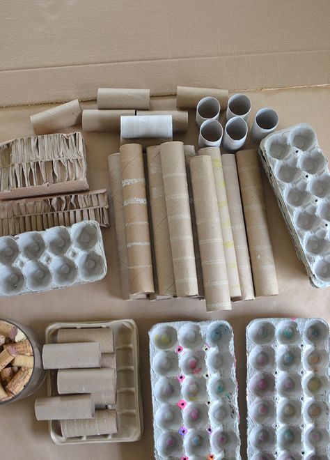 Using recycled materials, kids create a giant assemblage structure that they paint with colors they mixed themselves. A beautiful process art experience! Recycled Material Art, Hantverk Diy, Summer Mantle, Toilet Paper Crafts, Desain Quilling, Bedroom Crafts, Material Art, Paper Roll Crafts, Kids Create