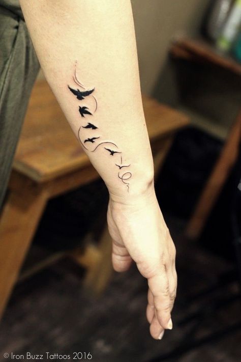 Birds Tattoo Design, Boys Tattoo, Tattoo Boy, Mangas Tattoo, Bird Tattoos For Women, Unique Wrist Tattoos, Small Bird Tattoo, Script Tattoo, Small Forearm Tattoos