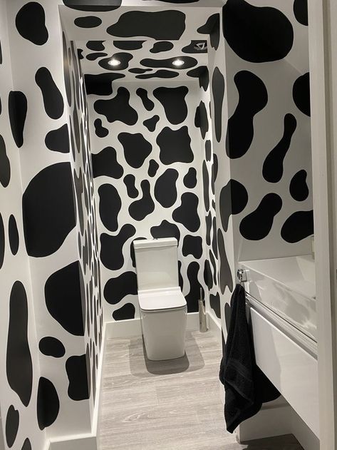 Cow Print Bathroom Ideas, Cowprint Bedroom, Cow Print Interior, Cowprint Walls, Cow Print Room Ideas, Cow Print Things, Cow Print Bedroom Ideas, Cow Print Room Decor, Cow Print Room