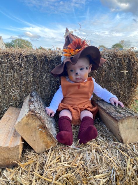 Diy Baby Scarecrow Costume, Baby Scarecrow Costume Girl, Diy Scarecrow Halloween, Baby Scarecrow Costume, Baby Halloween Photoshoot, Baby Scarecrow, Halloween Baby Pictures, Scarecrow Halloween Costume, Halloween Photoshoot Ideas