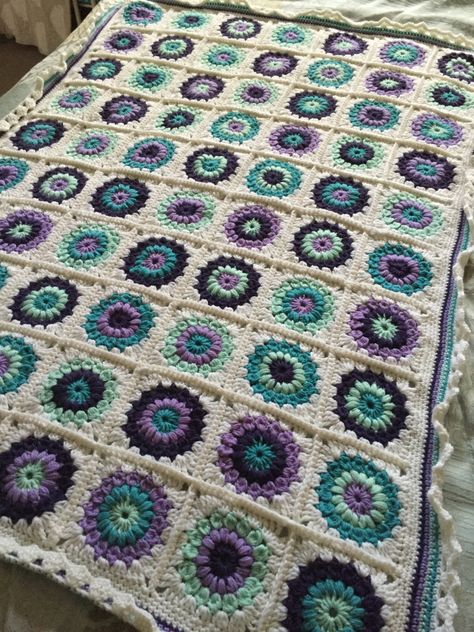 Starburst crochet blanket – LifeLovingLeo Starburst Granny Square Blanket, Starburst Granny Square, Crochet Solid Granny Square, Granny Square Crochet Blanket, Square Crochet Blanket, Solid Granny Square, Crocheted Squares, Wool Baby Blanket, Crochet Hack