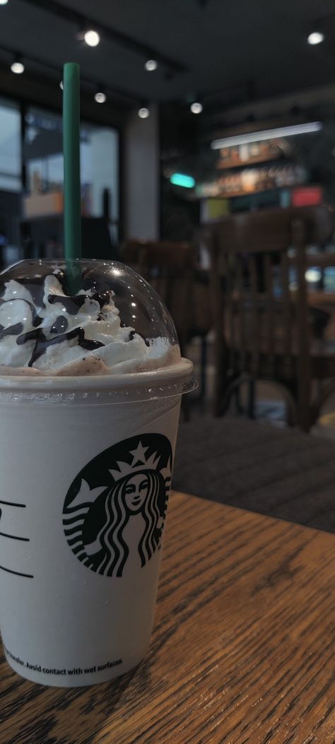 Starbucks Drinks Aesthetic Night, Starbucks Aesthetic Night, Starbucks Snap, Starbucks India, Starbucks Snapchat, Fast Food Drinks, Cool Autumn, Autumn Breeze, Party Night Club