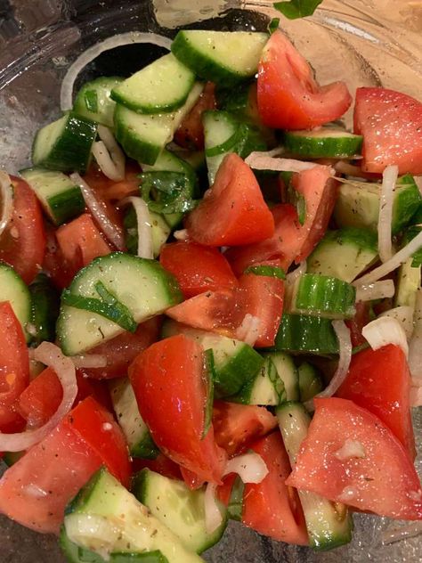 Mediterranean Cucumber, Blue Adidas Shoes, Cucumber And Tomato Salad, Fennel And Orange Salad, Summer Meal Ideas, Cucumber And Tomato, Buffalo Recipe, Garlic Herb Chicken, Tomato Cucumber Salad