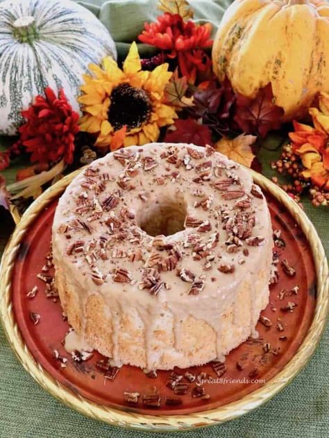 This easy Maple Pecan Angel Food Cake is a light bite of all the warm flavors of fall. It starts with a cake mix and ends with deliciousness! Betty Crocker Cake Mix, Betty Crocker Cake, Angel Food Cake Mix Recipes, Thanksgiving Desserts Easy, Maple Pecan, Cake Mix Recipes, Easy Thanksgiving, Angel Food Cake, Thanksgiving Desserts