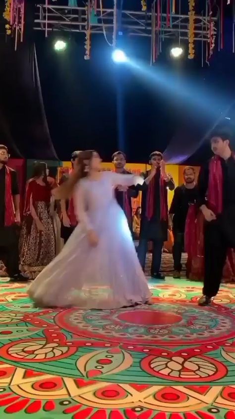 Best Friend Marriage, Pakistani Wedding Dance, Couple Dance Songs, Reel Dance, Contemporary Dance Videos, Simple Dance, Bridal Songs, Wedding Dance Songs, Wedding Dance Video