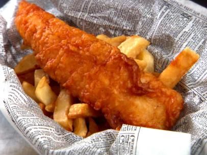 English Chips Recipe, English Chips, English Fish And Chips, Beer Batter Fish, Fish And Chips Recipe, International Meals, British Fish And Chips, Deep Fried Foods, Look Back Quotes