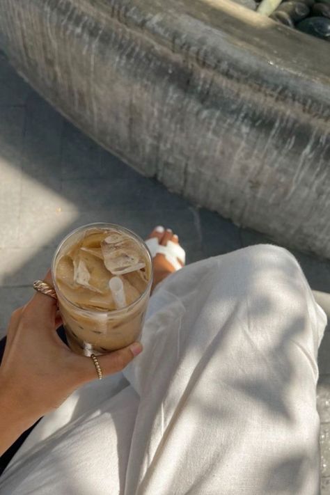 Coffee Obsession, Vanilla Latte, Iced Latte, Aesthetic Coffee, Color Cafe, Oat Milk, New Energy, Coffee Love, Coffee Addict